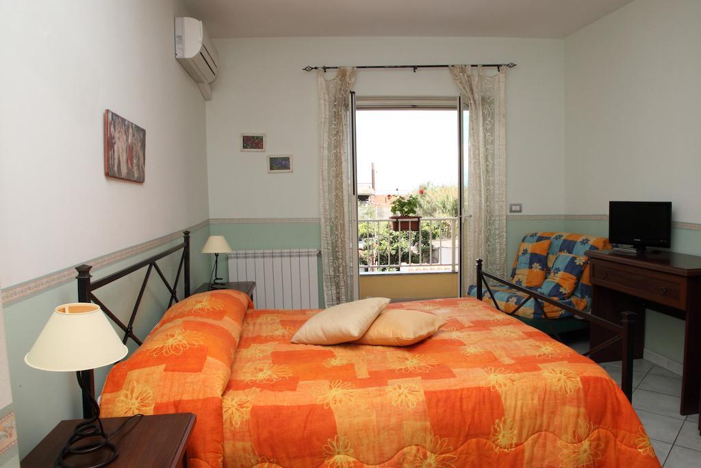 Bed And Breakfast Gigi Furci Siculo Chambre photo